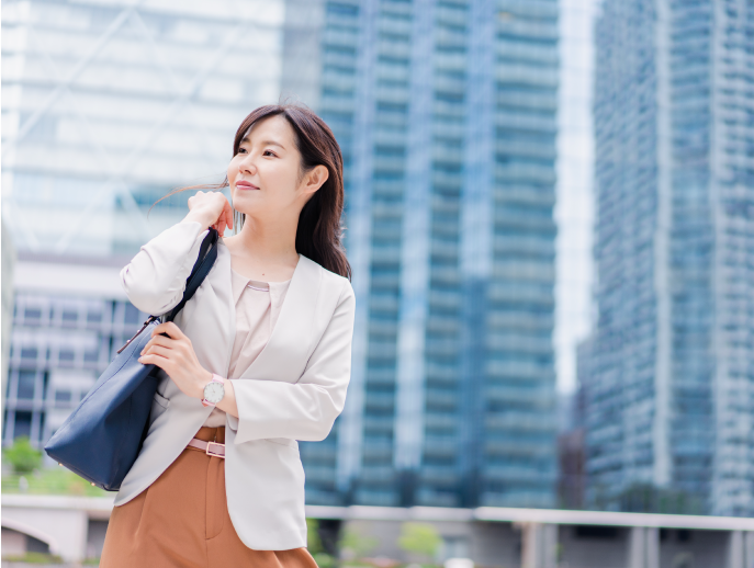 パソコンを操作するビジネスマンの手元