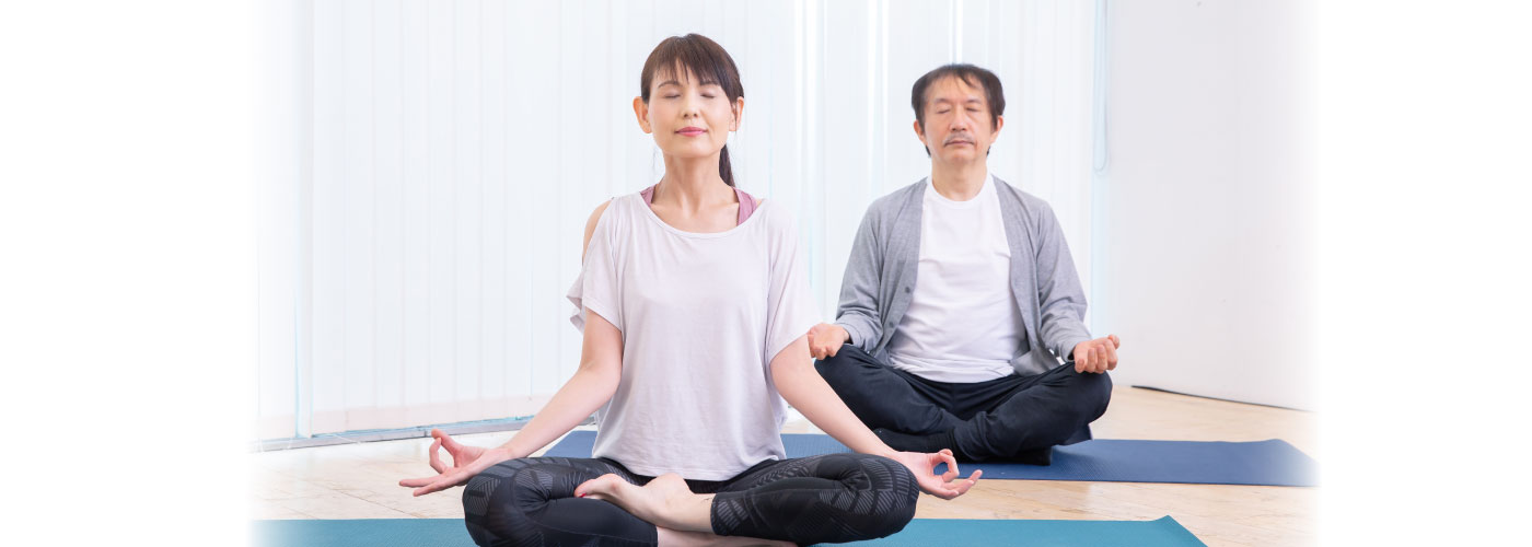 静かな場所で瞑想する人物、または温泉の画像